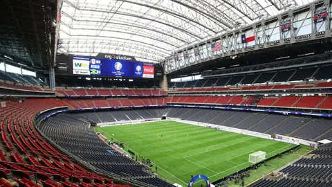 吴曦荣获2025年中国足球金球奖，江苏苏宁队长再创辉煌